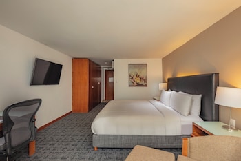 Classic Room, 1 King Bed, Club Lounge Access