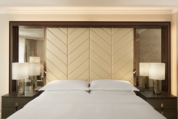 Executive Suite, 1 King Bed, City View