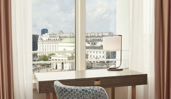 Executive Suite, 1 King Bed, City View