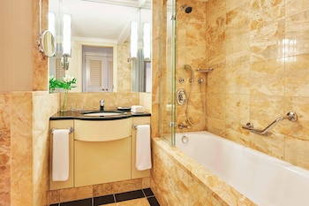 Executive Suite, 1 King Bed, City View