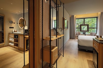 Family Room, Connecting Rooms