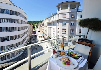 Suite, 1 King Bed, Balcony, City View