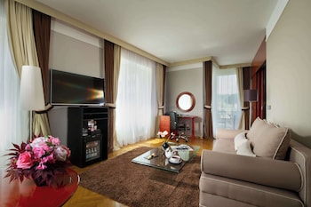 Suite, 1 King Bed, Balcony, City View