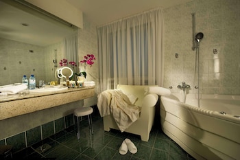Deluxe Room, 1 King Bed