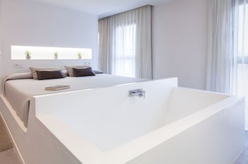 Junior Suite (2 Adults)