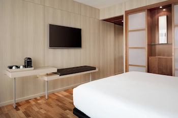 Standard Room, 1 King Bed (View)