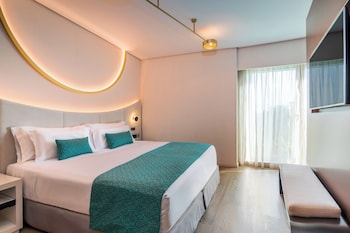 Family Suite (Deluxe 3 Adults + 1 Child)