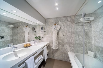 Family Suite (Deluxe 3 Adults + 1 Child)