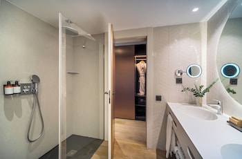 Premium Room (Deluxe 2 Adults + 1 Child)