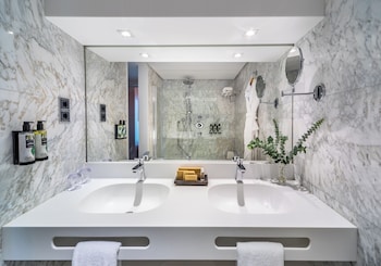 Family Suite (Deluxe 3 Adults + 1 Child)