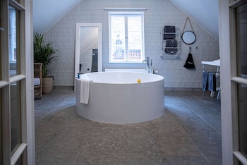 Suite, 1 King Bed, Non Smoking, Bathtub