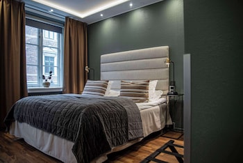 Premium Room, 1 King Bed, Non Smoking, Bathtub