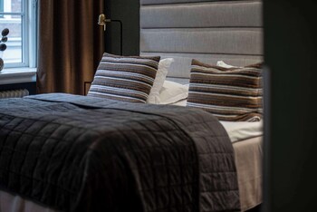 Premium Room, 1 King Bed, Non Smoking, Bathtub