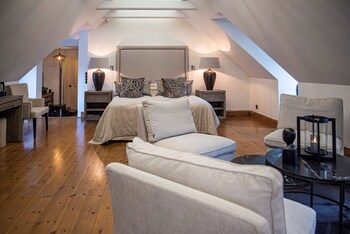 Suite, 1 King Bed, Non Smoking, Bathtub