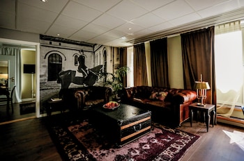 Suite, Balcony