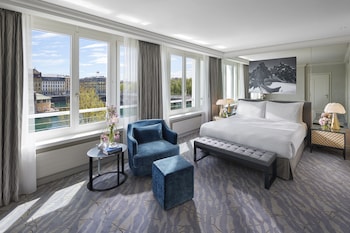 Suite, River View, Corner