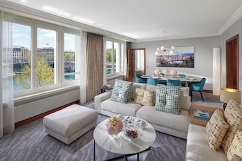 Deluxe Suite, 1 King Bed, River View