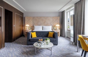 Suite, 1 King Bed, River View