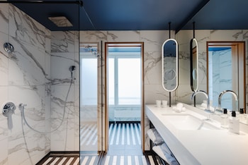 Junior Suite, 1 King Bed, Lake View
