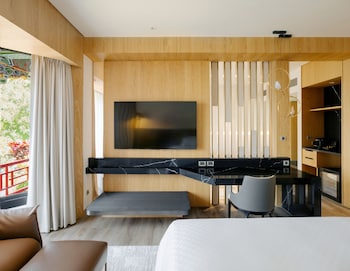 Newly Renovated / Golden Dragon Horizon Suite (The Back Building Golden Dragon Pavilion)