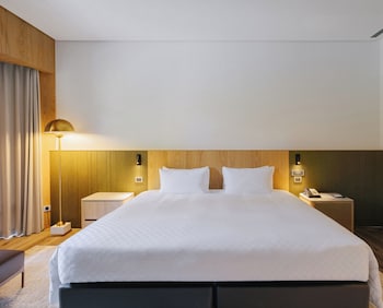 Newly Renovated / Golden Dragon Horizon Suite (The Back Building Golden Dragon Pavilion)