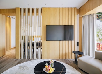 Newly Renovated / Golden Dragon Horizon Suite (The Back Building Golden Dragon Pavilion)