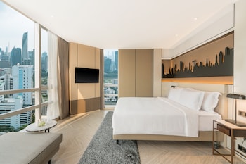 Grand Deluxe Conner King Bed