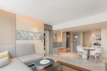 Executive Suite, 1 King Bed, Club Lounge Access
