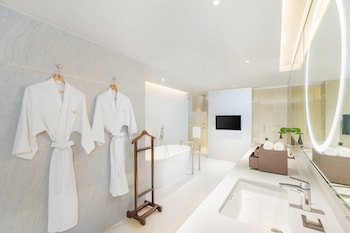 Pathumwan Suite, Business Lounge Access (King Bed)