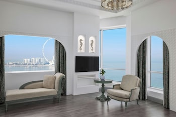 Club Room, 1 King Bed, Smoking, Oceanfront