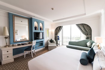 Club Room, 1 King Bed, Smoking, Oceanfront