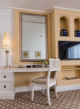 Tower Family Room, Larger Guest room, 2 Twin, Partial sea view
