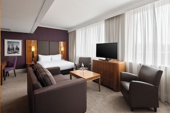 Junior Suite, 1 Queen Bed (Living Area)