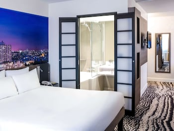 Executive Room, 1 Queen Bed with Sofa bed (Paris View)