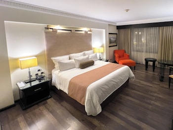 Business One King Bed Adult Only Business Lounge Access