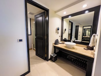 Business Two Full Size Bed Adult Only Business Lounge Access