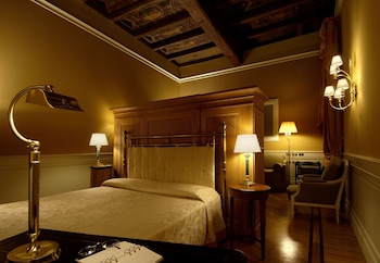 Suite, 1 King Bed with Sofa bed