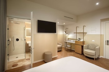Superior King Accessible Room with Chair Bed