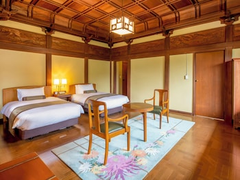 FLOWER PALACE HERITAGE ROOM CHRYSANTHEMUM