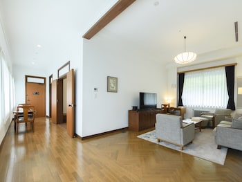 FLOWER PALACE PENTHOUSE SUITE 2BEDS ROOM