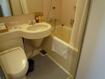Twin Room, Smoking