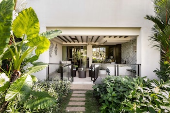 Ocean Junior Garden View Suite (King)