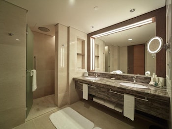 Executive Suite, 1 King Bed (Ocean Wing)