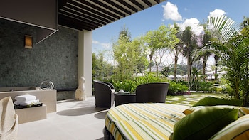 Ocean Junior Garden View Suite (King)