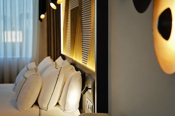 Melia Queen Bed