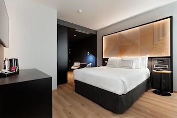 Melia Queen Bed