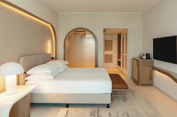 Family Room, Bedroom 1: 1 King, Bedroom 2: 2 Twin, Sea view