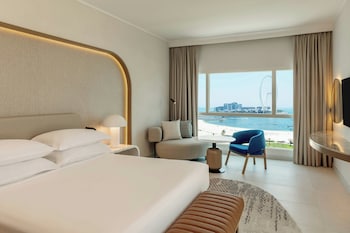 Family Room, Bedroom 1: 1 King, Bedroom 2: 2 Twin, Sea view
