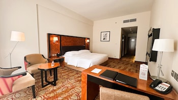 Superior Room, 1 King Bed complimentary shuttle to DXB Airport Terminal 1 & 3