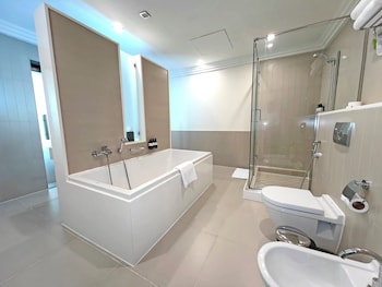 Family Suite, complimentary shuttle to DXB Airport Terminal 1 & 3